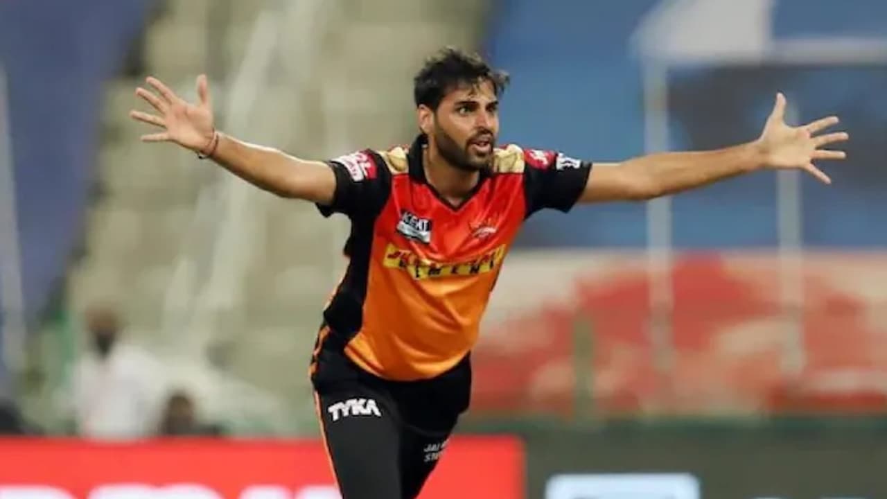 Bhuvneshwar Kumar creates history in ipl Bhuvneshwar Kumar creates history in ipl