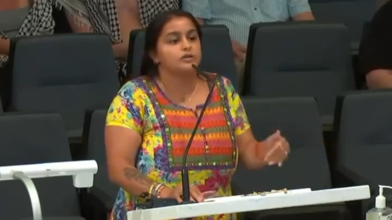 American woman threatens