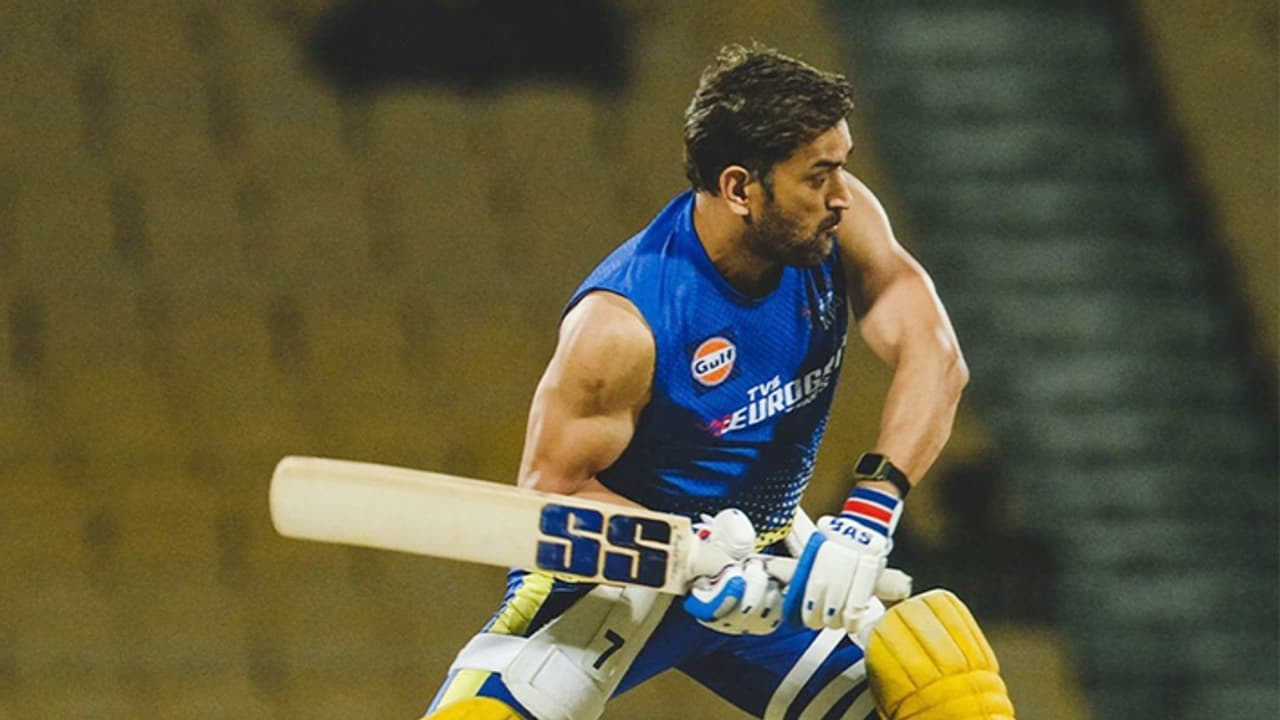 Mahendra Singh Dhoni created history with sixes hat trick