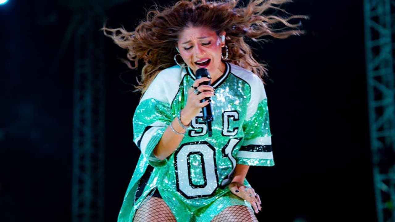 Bottle Thrown At Sunidhi Chauhan In Live Concert Bottle Thrown At Sunidhi Chauhan In Live Concert