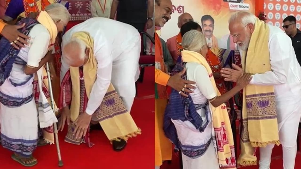 PM Narendra Modi bows down to Padma awardee Purnamasi Jani