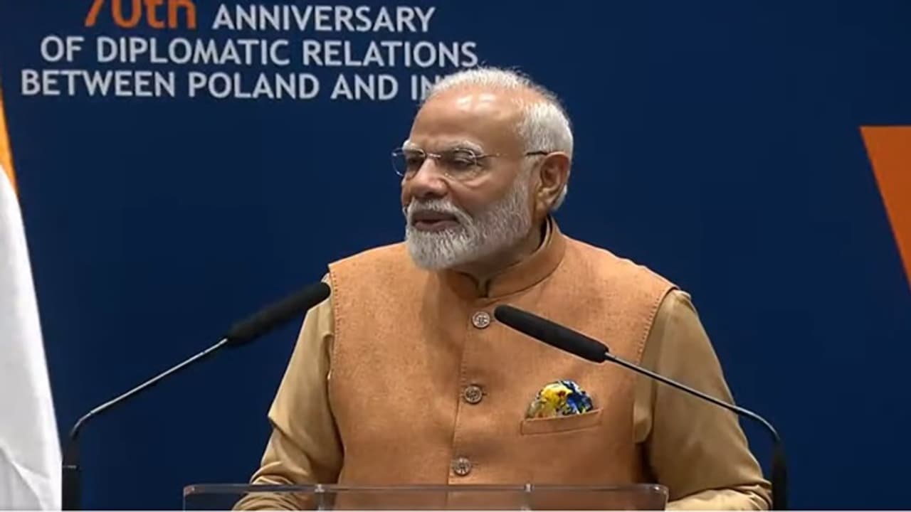 Narendra Modi addressed Indian diaspora in Poland Narendra Modi addressed Indian diaspora in Poland