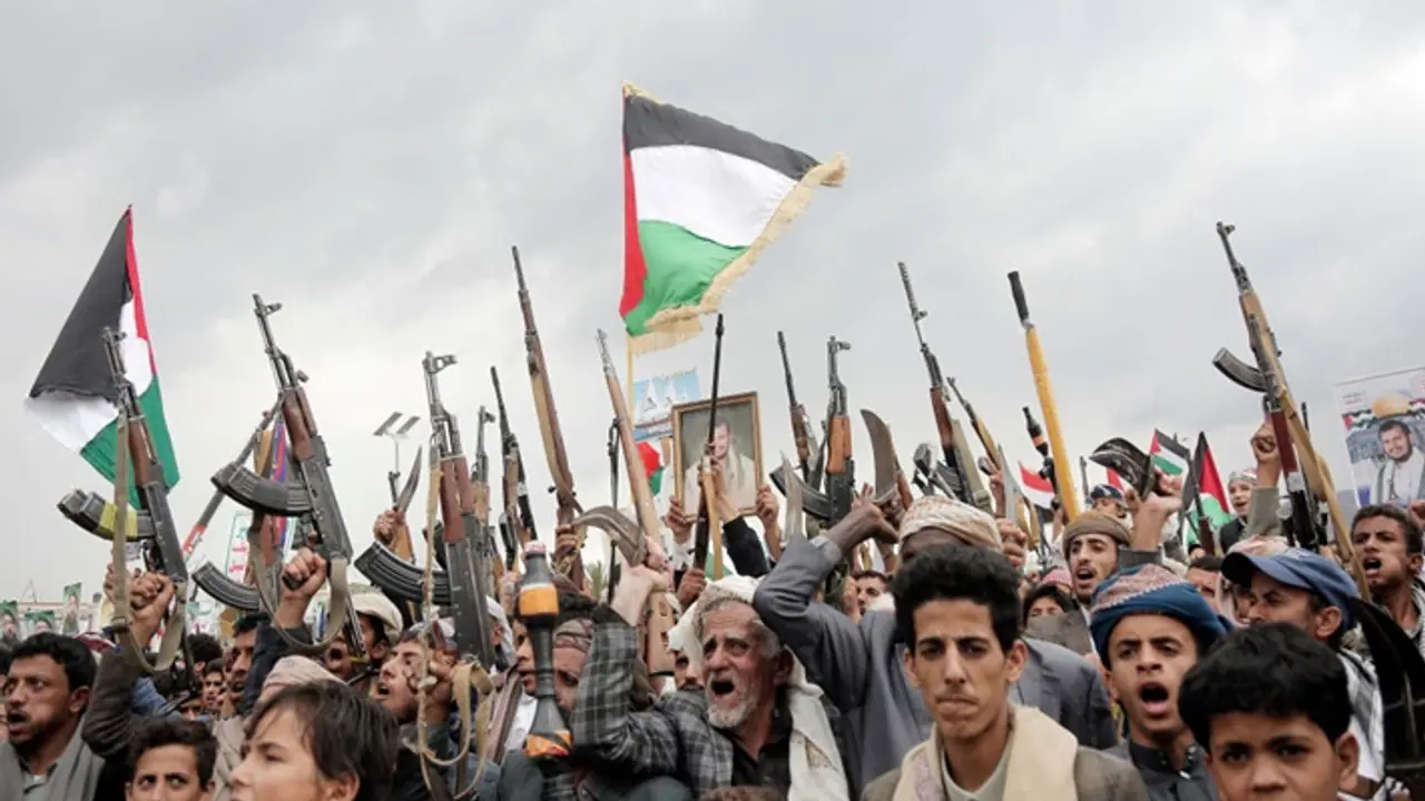 Yemeni protestors chant slogans Yemeni protestors chant slogans