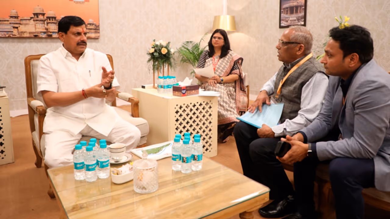 Mohan Yadav round table conference with industrialists and investors Mohan Yadav round table conference with industrialists and investors