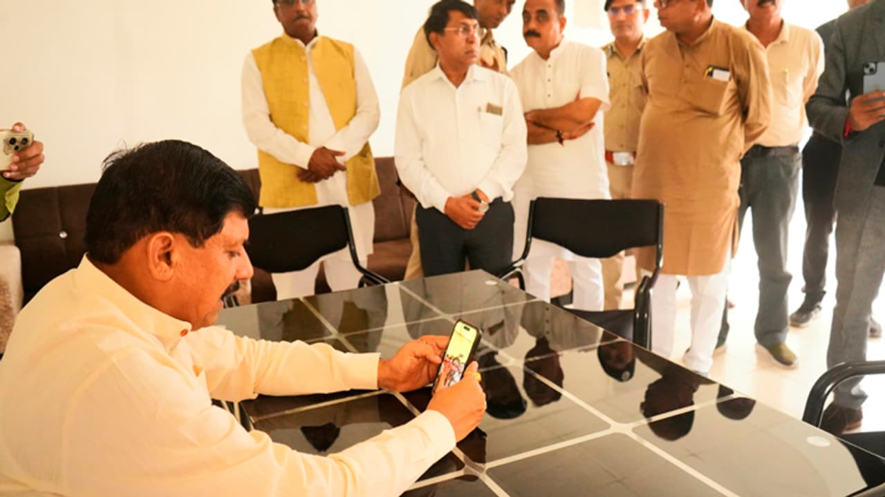 Mohan Yadav spoke to rescued citizens Mohan Yadav spoke to rescued citizens