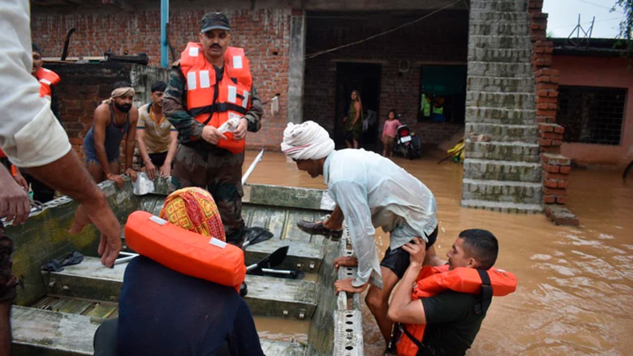 NDRF team from Hyderabad reach senkara and dabra of gwalior district to airlift stuck people NDRF team from Hyderabad reach senkara and dabra of gwalior district to airlift stuck people
