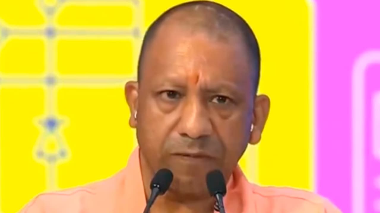 Yogi Adityanath government initiative to give training on better behavior to rontline staff of all district hospitals and community health centers Yogi Adityanath government initiative to give training on better behavior to rontline staff of all district hospitals and community health centers