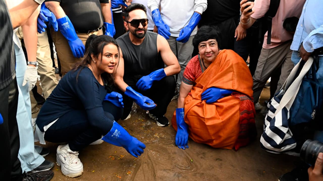 Ayushmann Khurrana clean beach after Ganesh Visarjan at Mumbai