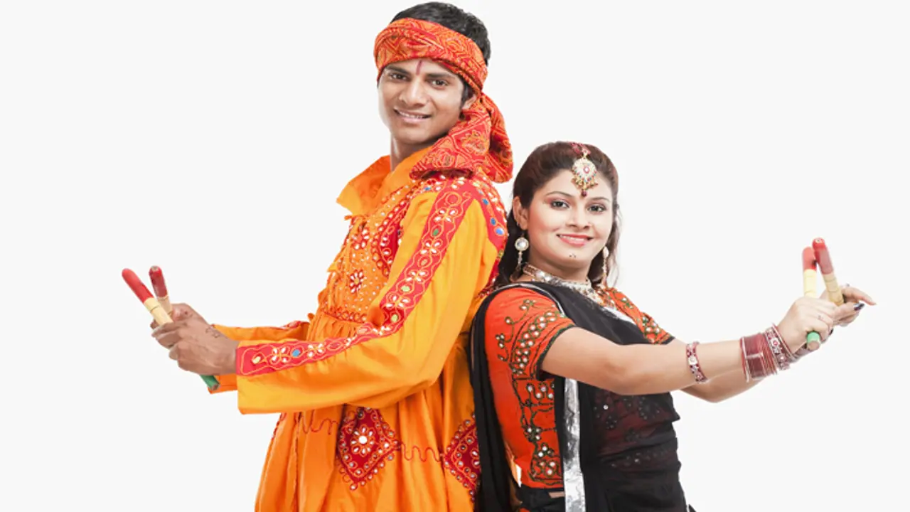 couples dancing garba couples dancing garba