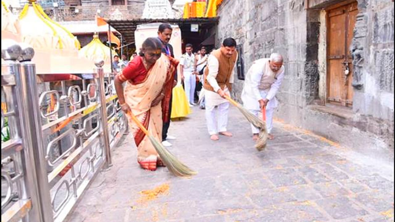 Droupadi Murmu in Ujjain did cleaning at Mahakal temple under swachhata hi seva Droupadi Murmu in Ujjain did cleaning at Mahakal temple under swachhata hi seva