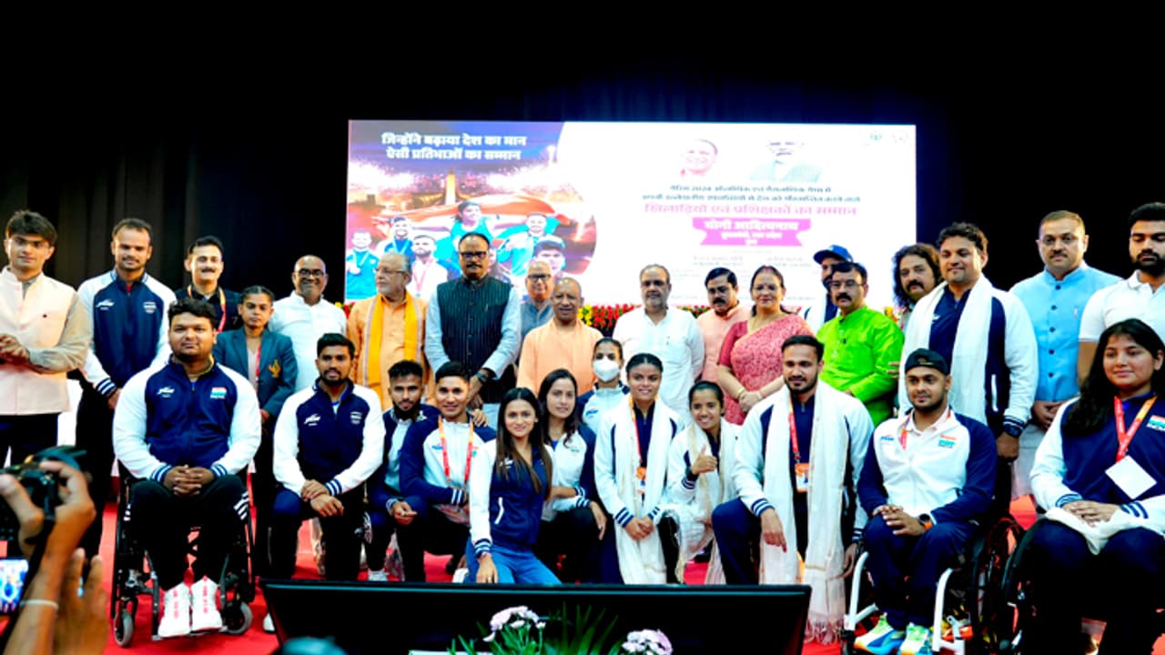 Yogi Adityanath honored the players at Lucknow Yogi Adityanath honored the players at Lucknow