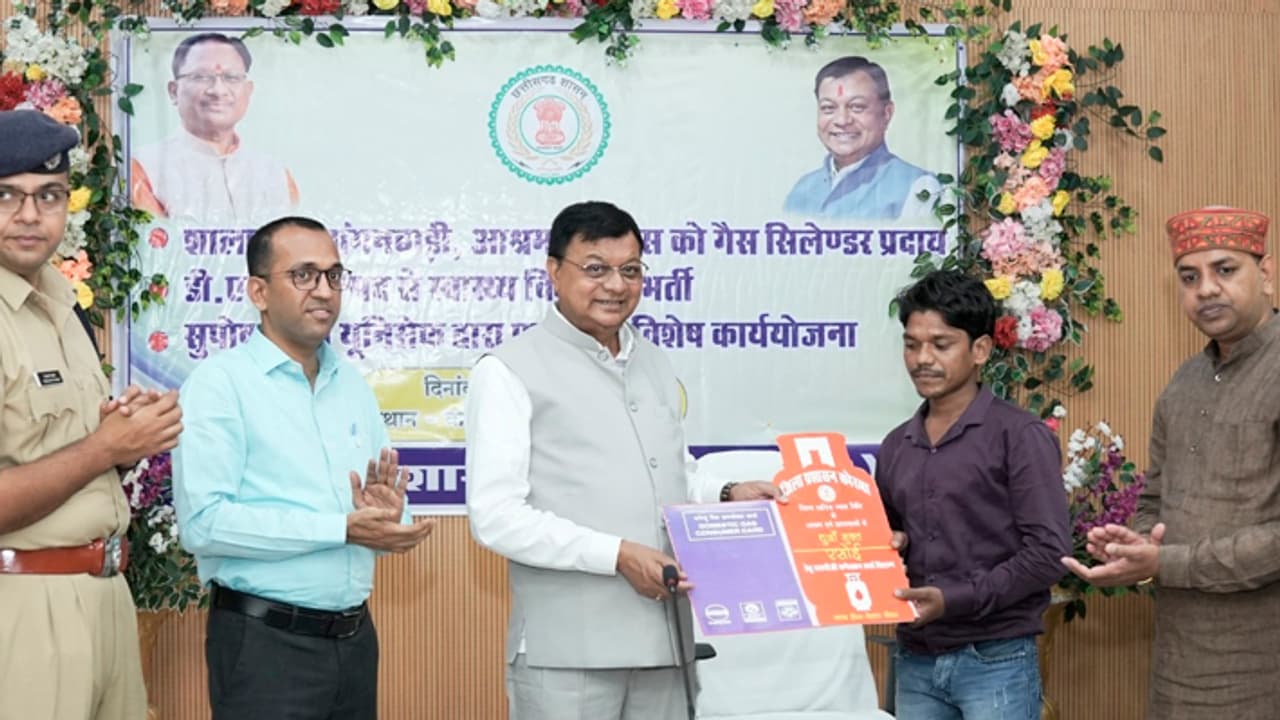 Lakhan Lal Dewangan distributed gas cylinders for cooking in schools and Anganwadis Lakhan Lal Dewangan distributed gas cylinders for cooking in schools and Anganwadis