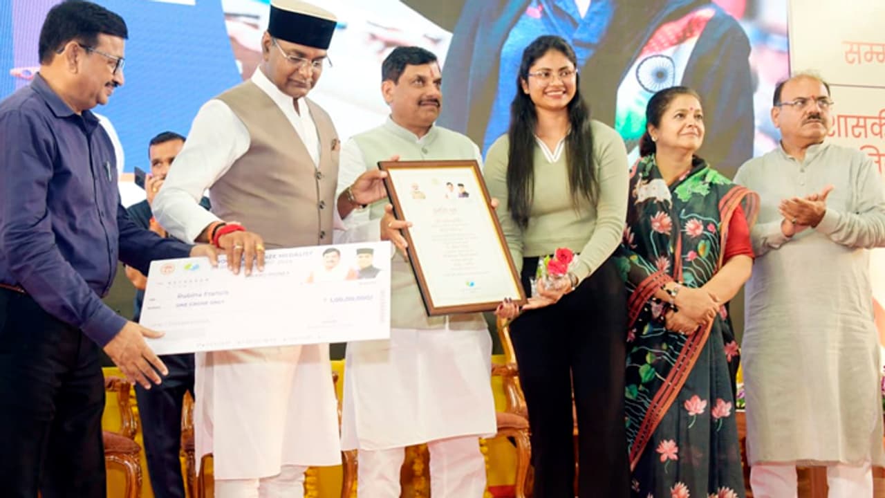 Mohan Yadav honored and distributed honorarium and appointment letters to Paris Olympics and Paralympics 2024 champions Mohan Yadav honored and distributed honorarium and appointment letters to Paris Olympics and Paralympics 2024 champions