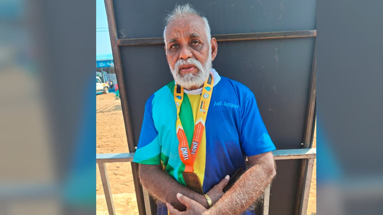 Jal Jagar Maha Utsav Dhamtari 77 year old runner Suklal Awde showed passion in endurance run Jal Jagar Maha Utsav Dhamtari 77 year old runner Suklal Awde showed passion in endurance run