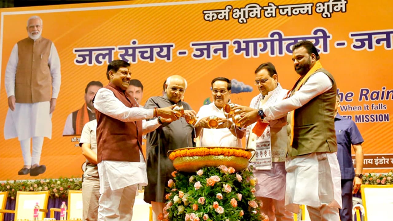 Mohan Yadav addressed the program Jal Sanchay Jan Bhagidari Jan Andolan in Surat Gujarat Mohan Yadav addressed the program Jal Sanchay Jan Bhagidari Jan Andolan in Surat Gujarat