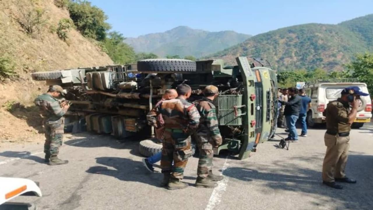 Army truck overturned in Devprayag of Tehri Garhwal Army truck overturned in Devprayag of Tehri Garhwal