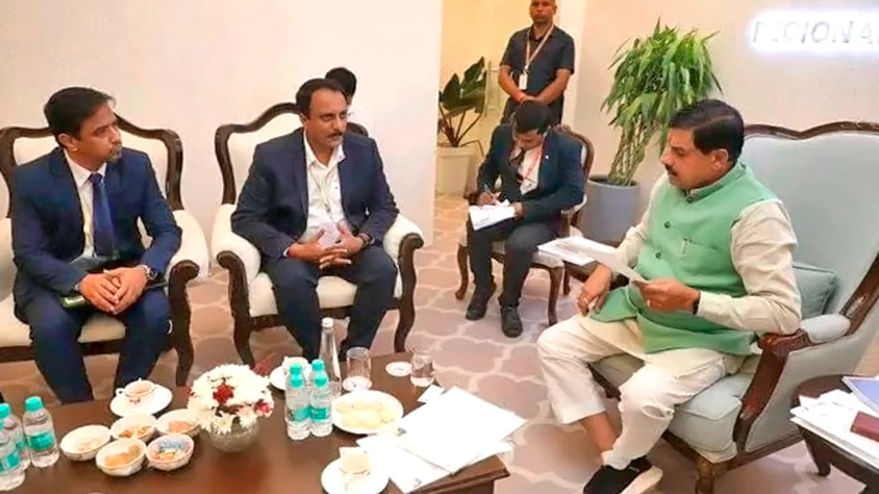 Mohan Yadav one to one discussion with industrialists in rewa regional industry conclave