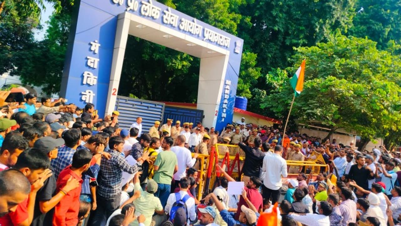 Prayagraj Students protest in front of UPPSC office for the fourth day Prayagraj Students protest in front of UPPSC office for the fourth day