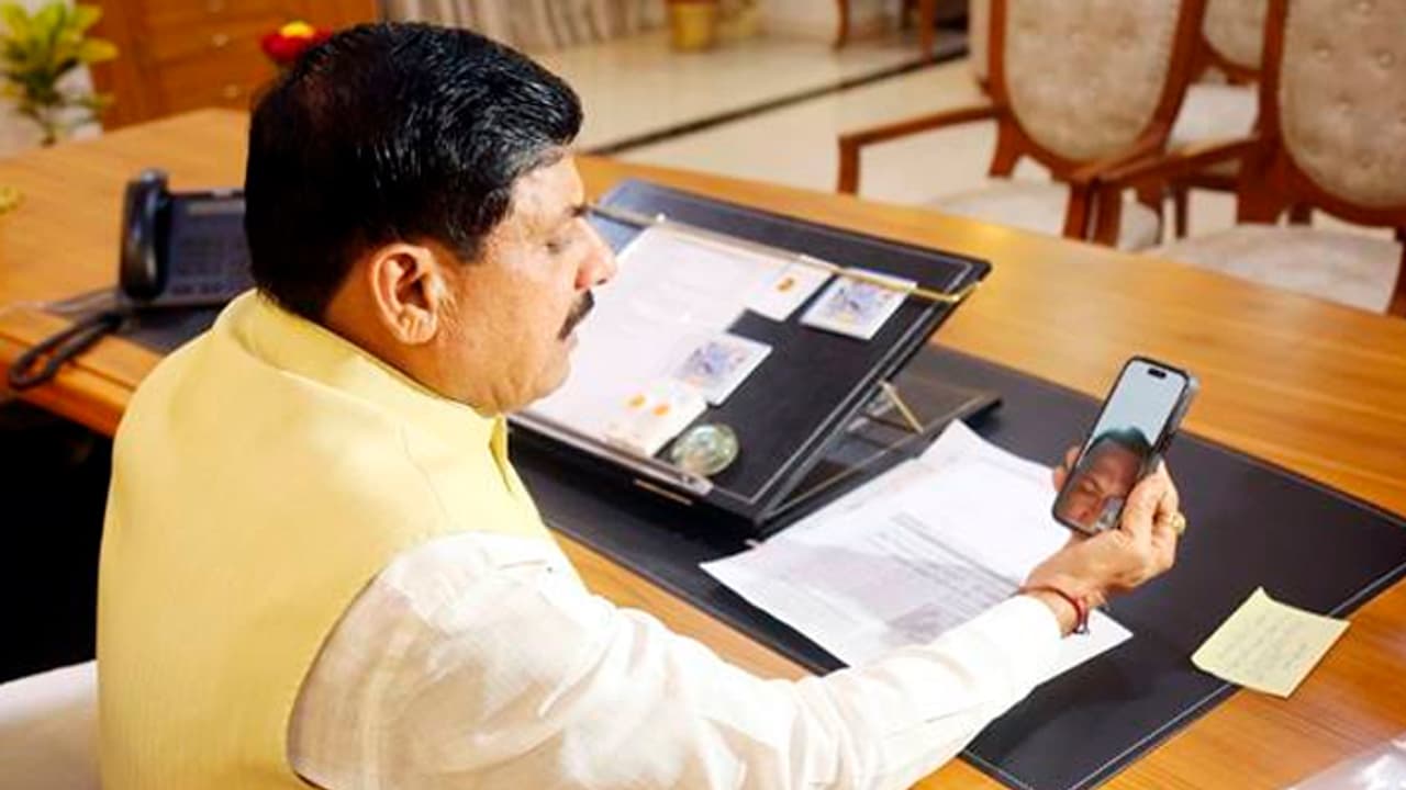 Mohan Yadav praises man for saving lives of car accident passengers in Shivpuri Mohan Yadav praises man for saving lives of car accident passengers in Shivpuri