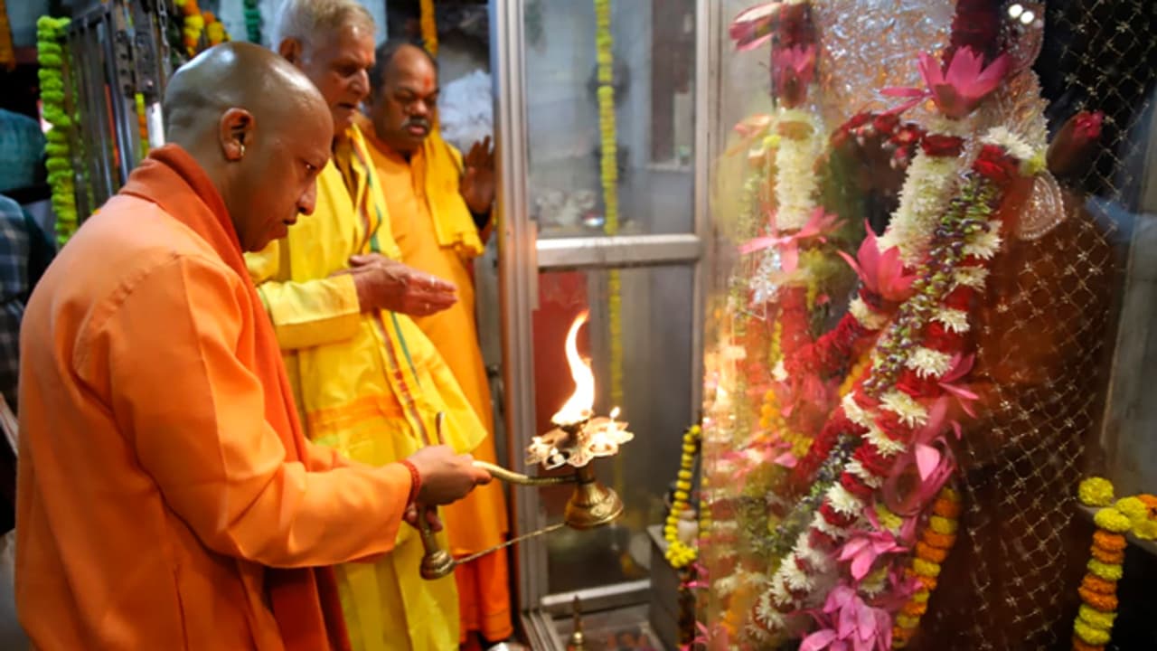 Yogi Adityanath in Prayagraj visited Nagvasuki Temple did Bhishma aarti Yogi Adityanath in Prayagraj visited Nagvasuki Temple did Bhishma aarti