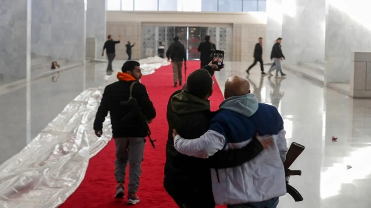 Syrian rebels in Assad palaces Syrian rebels in Assad palaces