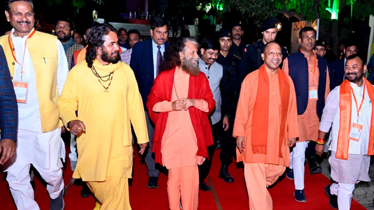 Yogi Adityanath meeting with saints of 13 Akharas registered at Prayagraj Mahakumbh 2025 Yogi Adityanath meeting with saints of 13 Akharas registered at Prayagraj Mahakumbh 2025