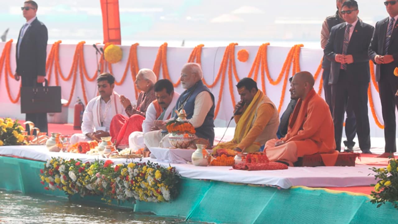 PM Modi CM Yogi Adityanath participate in rituals and prayers perform the Triveni Aarti PM Modi CM Yogi Adityanath participate in rituals and prayers perform the Triveni Aarti
