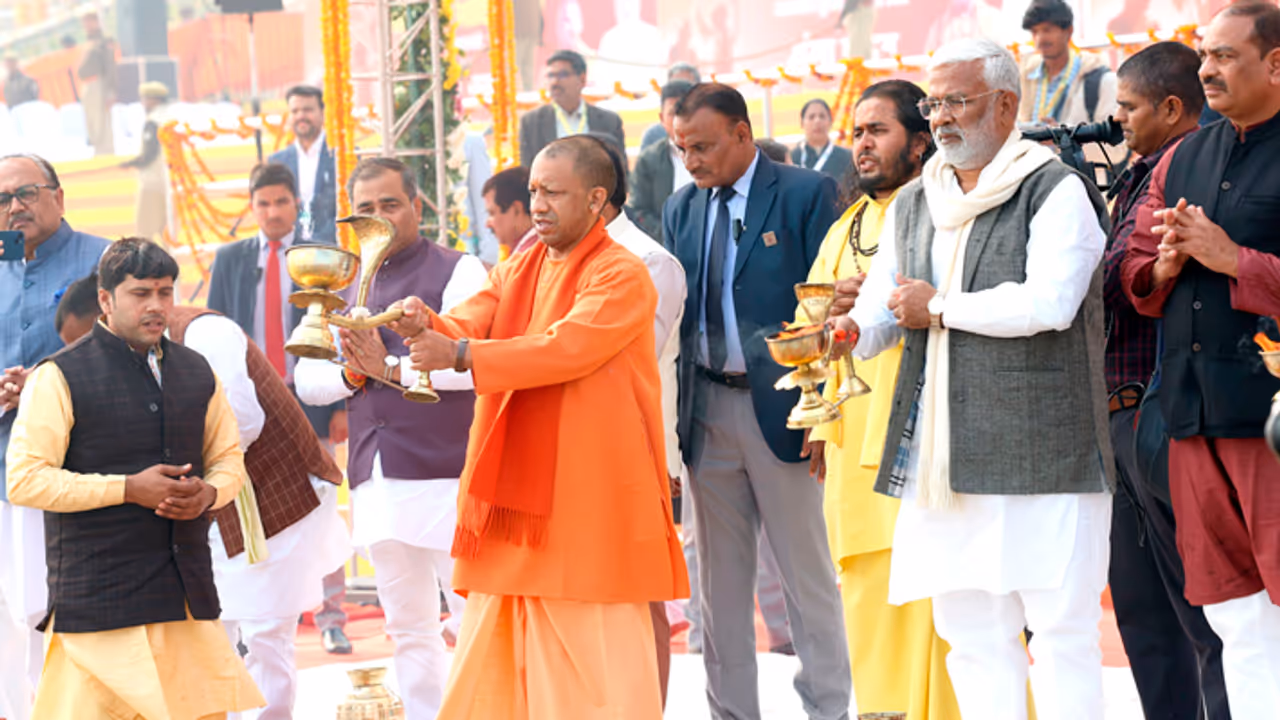 Yogi Adityanath inspect tent city and facilities developed in arail for Prayagraj Mahakumbh 2025 Yogi Adityanath inspect tent city and facilities developed in arail for Prayagraj Mahakumbh 2025