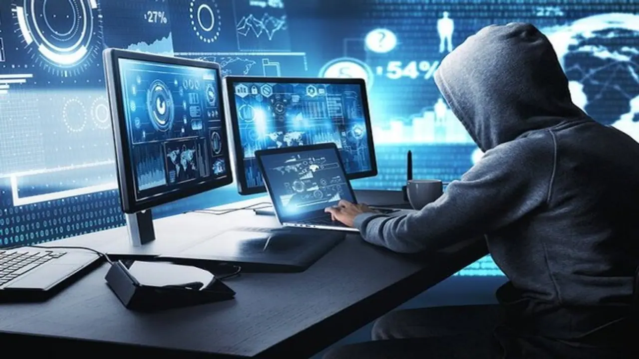 34 Credit Cards, 24 Cheque Books, 77 SIM Cards, 200 Bank Accounts Big Scam Busted In Bhopal 34 Credit Cards, 24 Cheque Books, 77 SIM Cards, 200 Bank Accounts Big Scam Busted In Bhopal