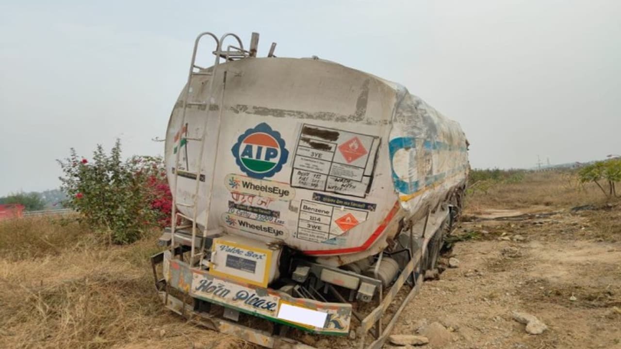 Gas tanker overturned in Jaipur Chandwasi Gas tanker overturned in Jaipur Chandwasi