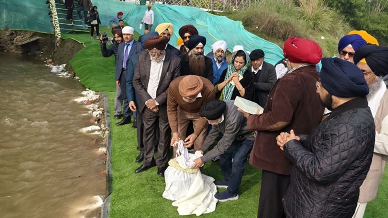 Manmohan Singh ashes immersed in Yamuna river