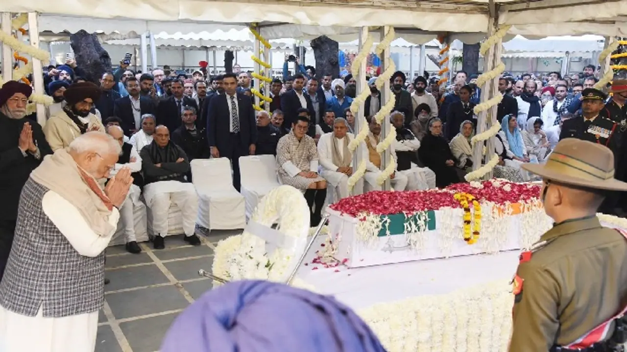 Narendra Modi paid last respects to Manmohan Singh