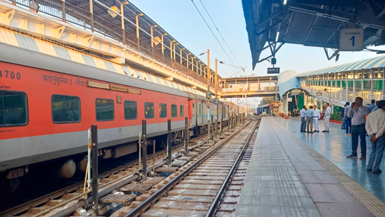 Dedicated entry and exit routes at Prayagraj railway stations for major Snan Parv of Mahakumbh 2025 Dedicated entry and exit routes at Prayagraj railway stations for major Snan Parv of Mahakumbh 2025