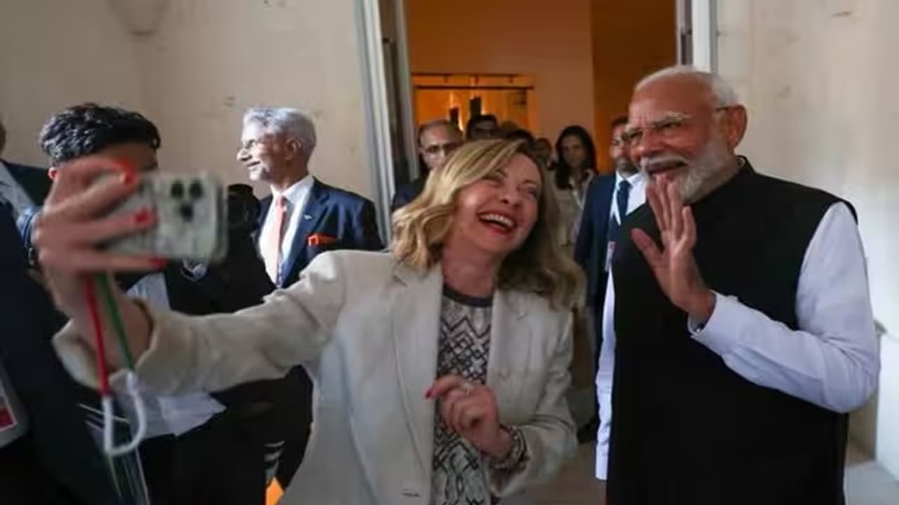 Italian Prime Minister Giorgia Meloni and PM Modi click a selfie Italian Prime Minister Giorgia Meloni and PM Modi click a selfie