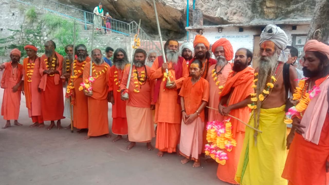 pavitra chadi yatra from Haridwar left for Prayagraj Mahakumbh 2025 pavitra chadi yatra from Haridwar left for Prayagraj Mahakumbh 2025