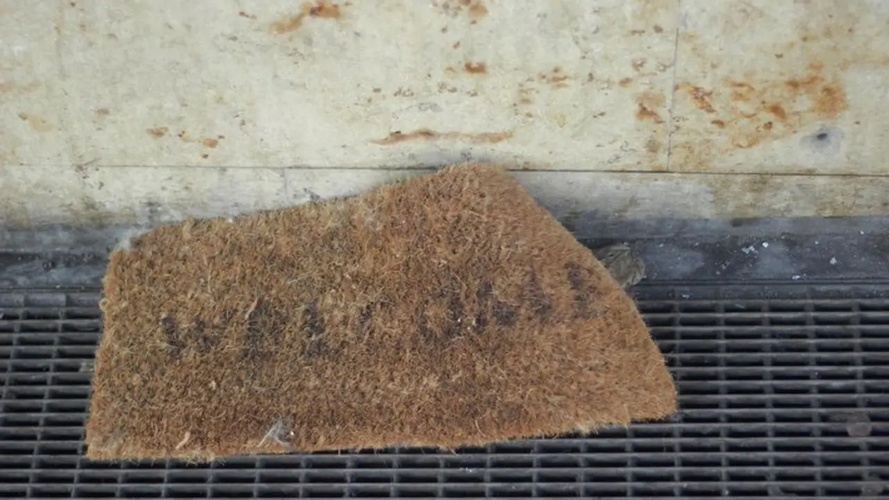 how to clean dirty door mat