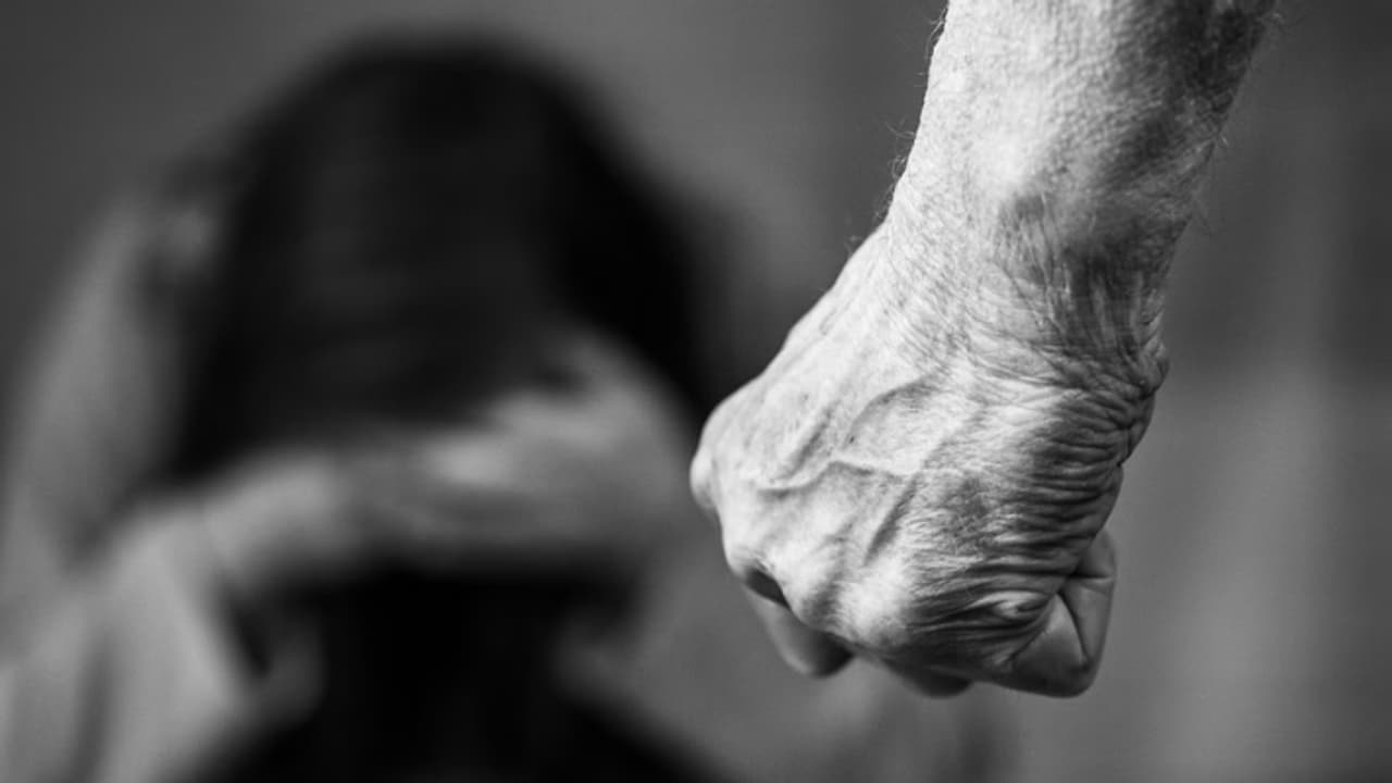 UP Kanpur Crime News dowry demand husband burns wife with cigarette UP Kanpur Crime News dowry demand husband burns wife with cigarette