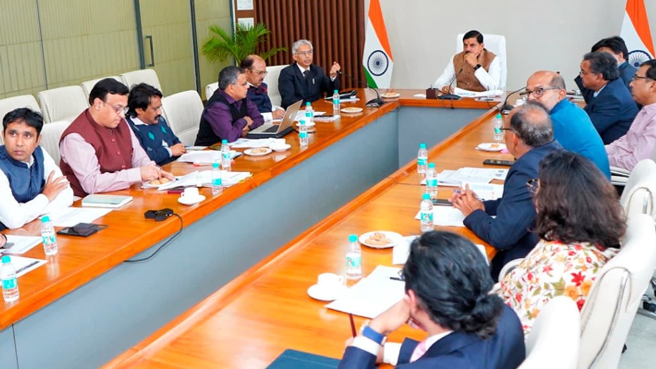 Mohan Yadav emergency meeting with senior public representatives Mohan Yadav emergency meeting with senior public representatives