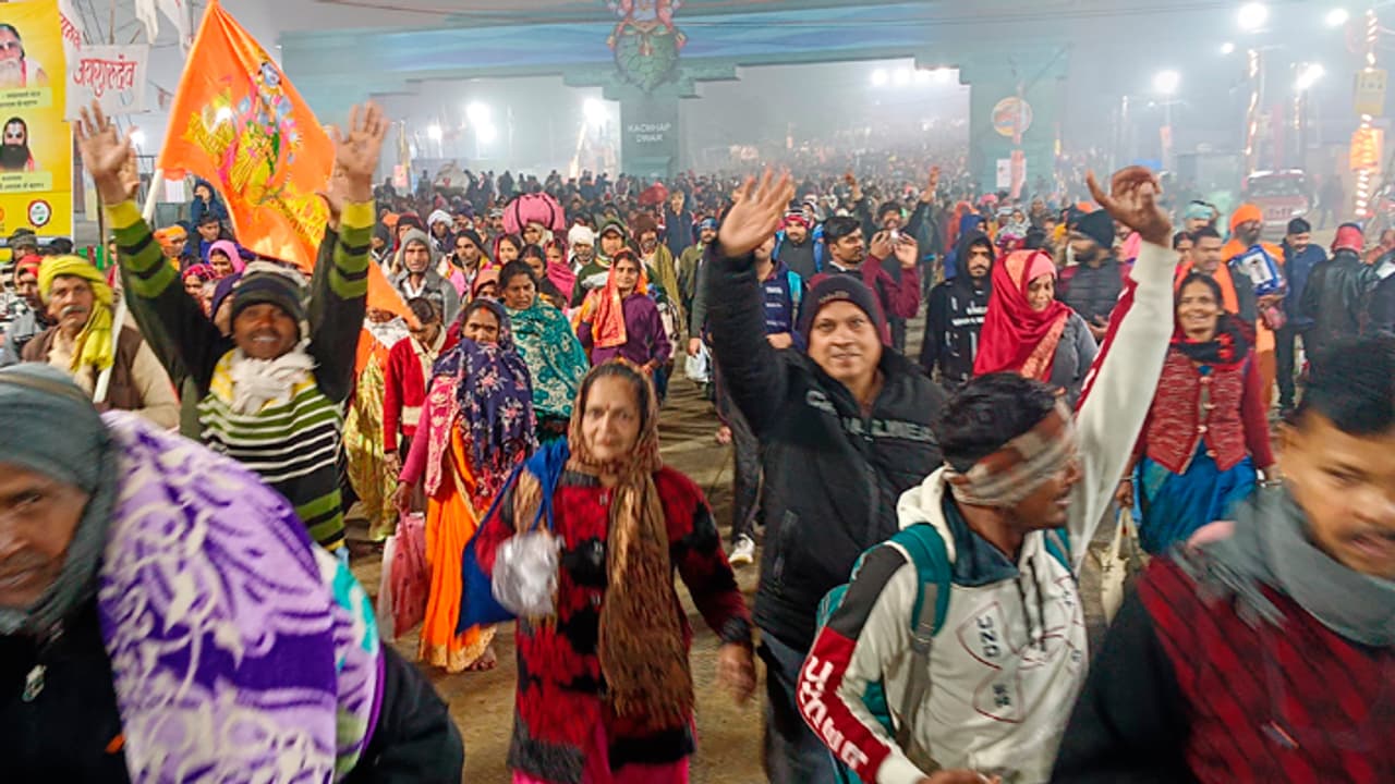 Prayagraj Mahakumbh 20025 first snan devotees chant har har gange Prayagraj Mahakumbh 20025 first snan devotees chant har har gange