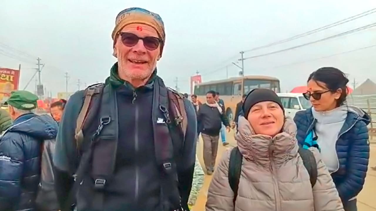 devotees from foreign reach prayagraj mahakumbh 2025 jai shri ram chants in german spanish russian french can be heard