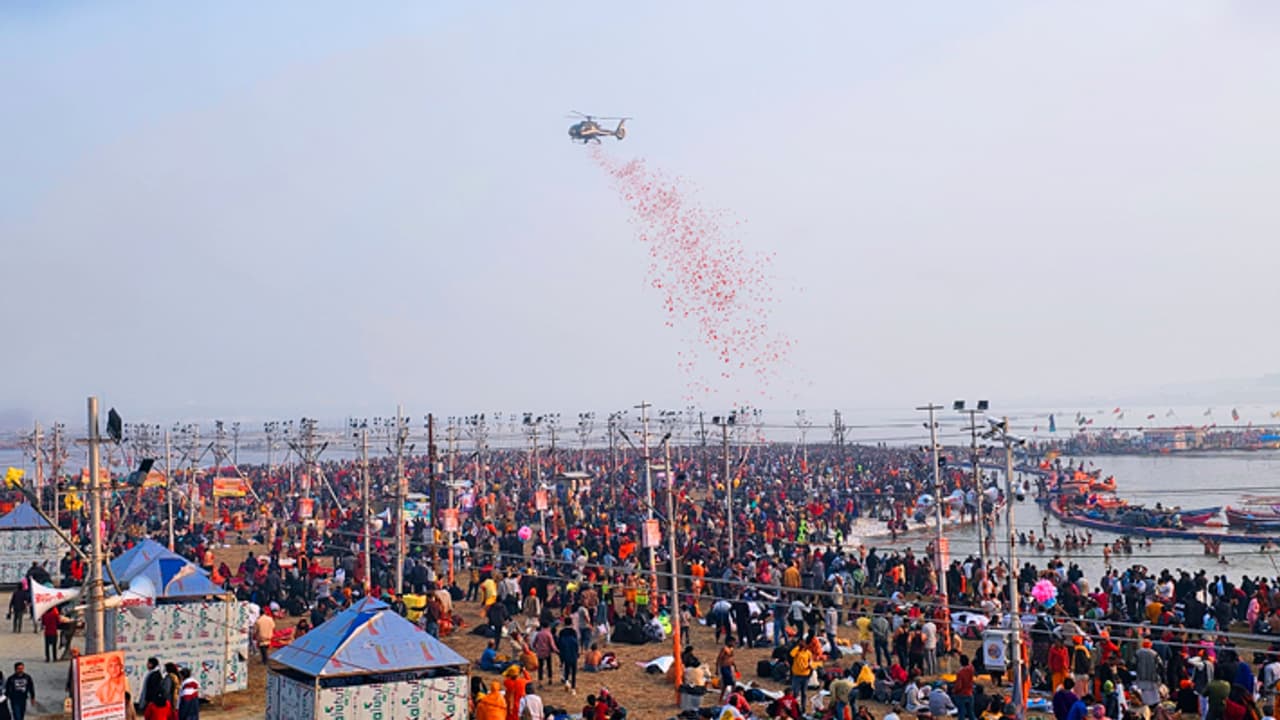 Yogi Adityanath government showered flowers on the devotees at Prayagraj Mahakumbh 2025