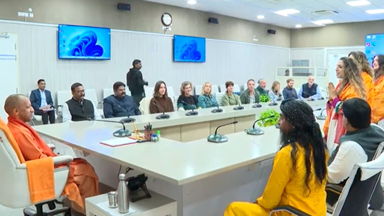 Italian team meets CM Yogi Aityanath recites chaupai from Ramayana and Shiv Tandav