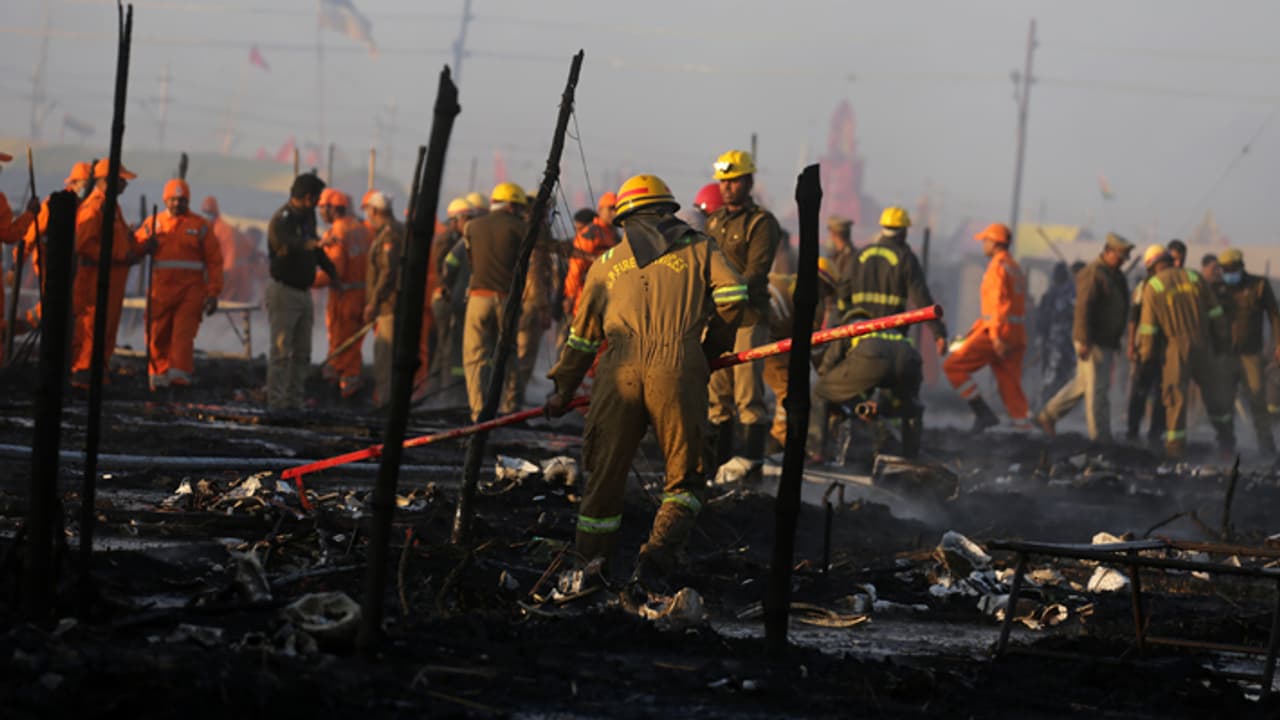 Yogi Adityanath government proactive preparations and swift action avert major fire at Prayagraj Mahakumbh 2025 Yogi Adityanath government proactive preparations and swift action avert major fire at Prayagraj Mahakumbh 2025