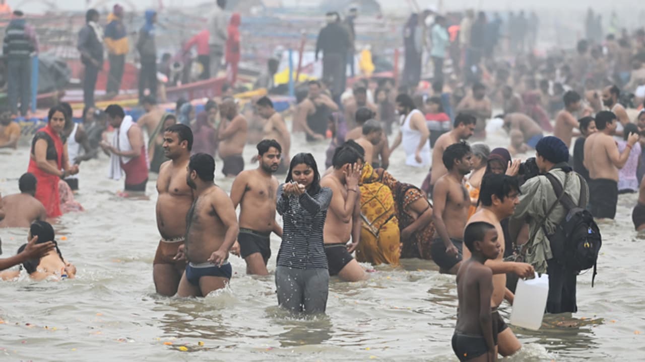 Prayagraj Mahakumbh 2025 updates Triveni Sangam witnesses record 10 crore devotees taking holy dip Prayagraj Mahakumbh 2025 updates Triveni Sangam witnesses record 10 crore devotees taking holy dip