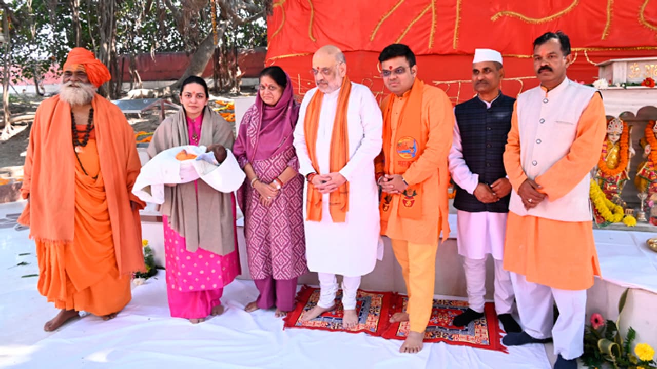 Amit Shah CM Yogi Adityanath visited Akshayavat at Prayagraj Mahakumbh 2025 Amit Shah CM Yogi Adityanath visited Akshayavat at Prayagraj Mahakumbh 2025