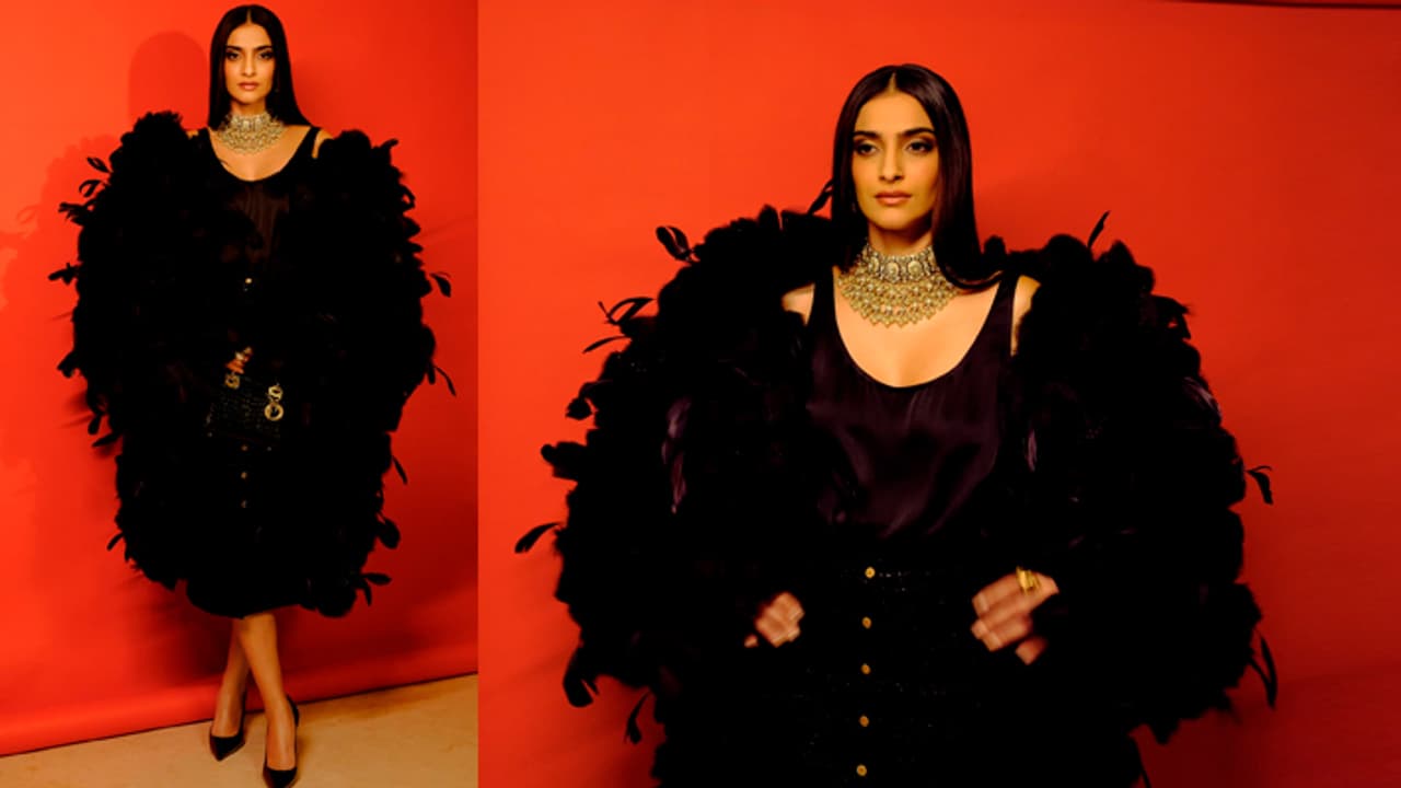 Sonam Kapoor at Sabyasachi Mukherjee 25th Anniversary fashion Show