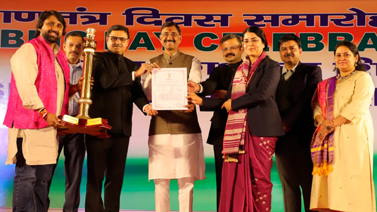 Gujarat tableau got award at Republic Day 2025 parade Information and Broadcasting Secretary Avantika Singh receive trophy citation Gujarat tableau got award at Republic Day 2025 parade Information and Broadcasting Secretary Avantika Singh receive trophy citation