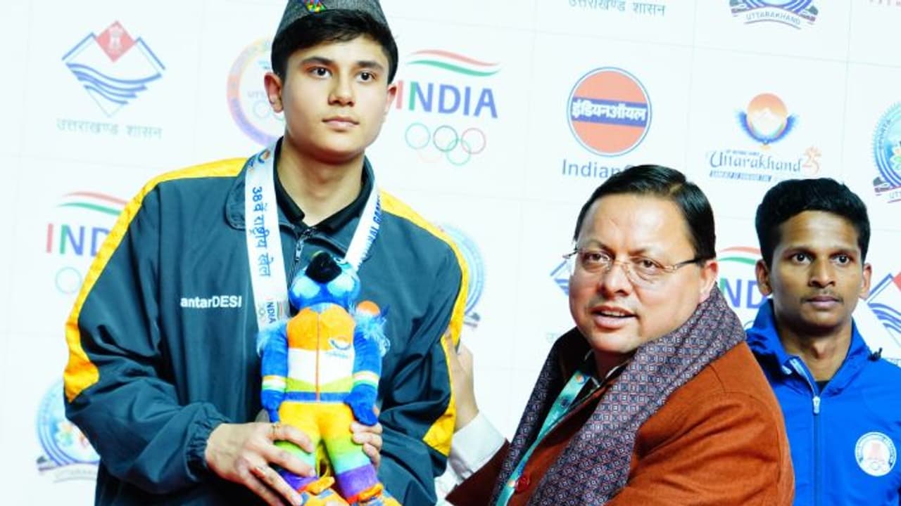 Pushkar Singh Dhami with players Pushkar Singh Dhami with players