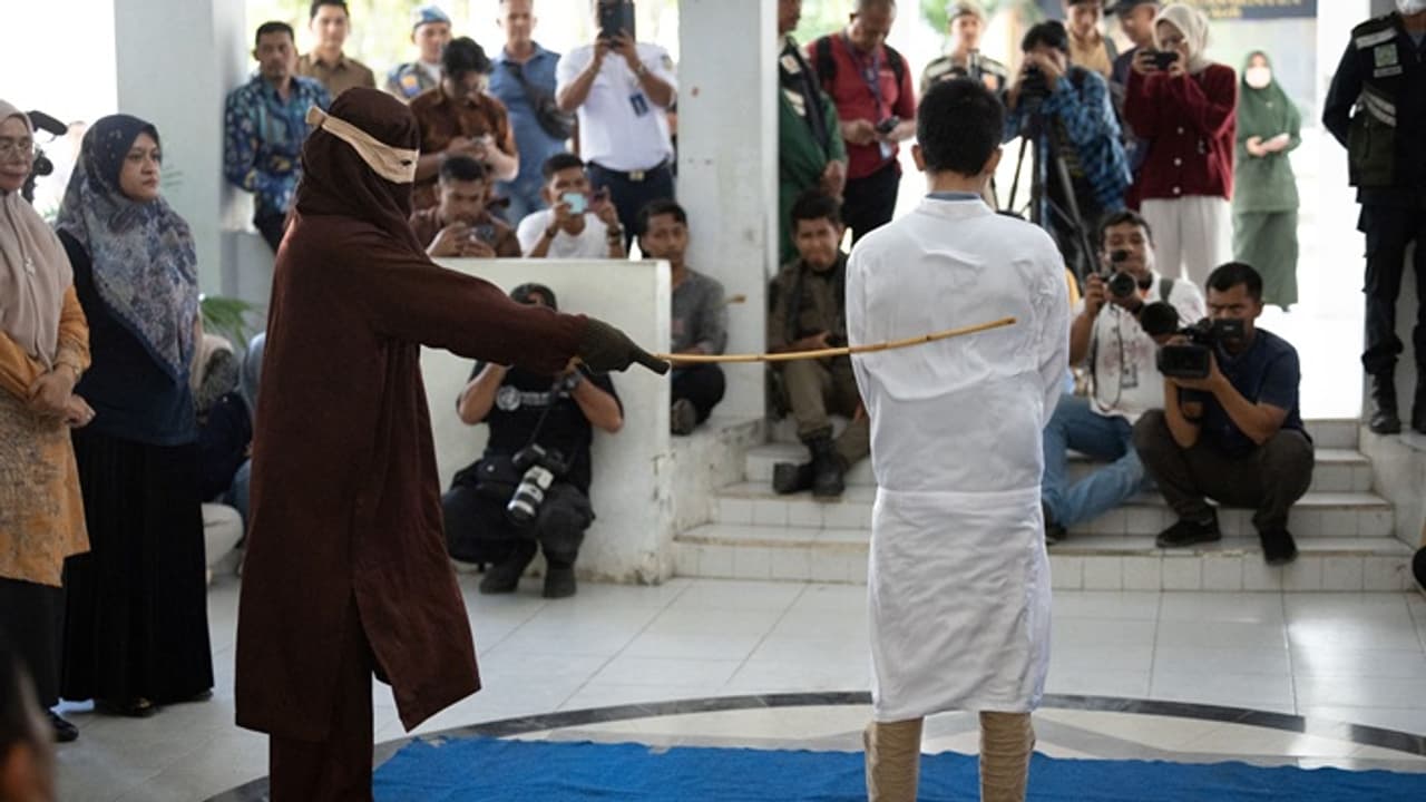 Indonesia Two men publicly flogged Indonesia Two men publicly flogged