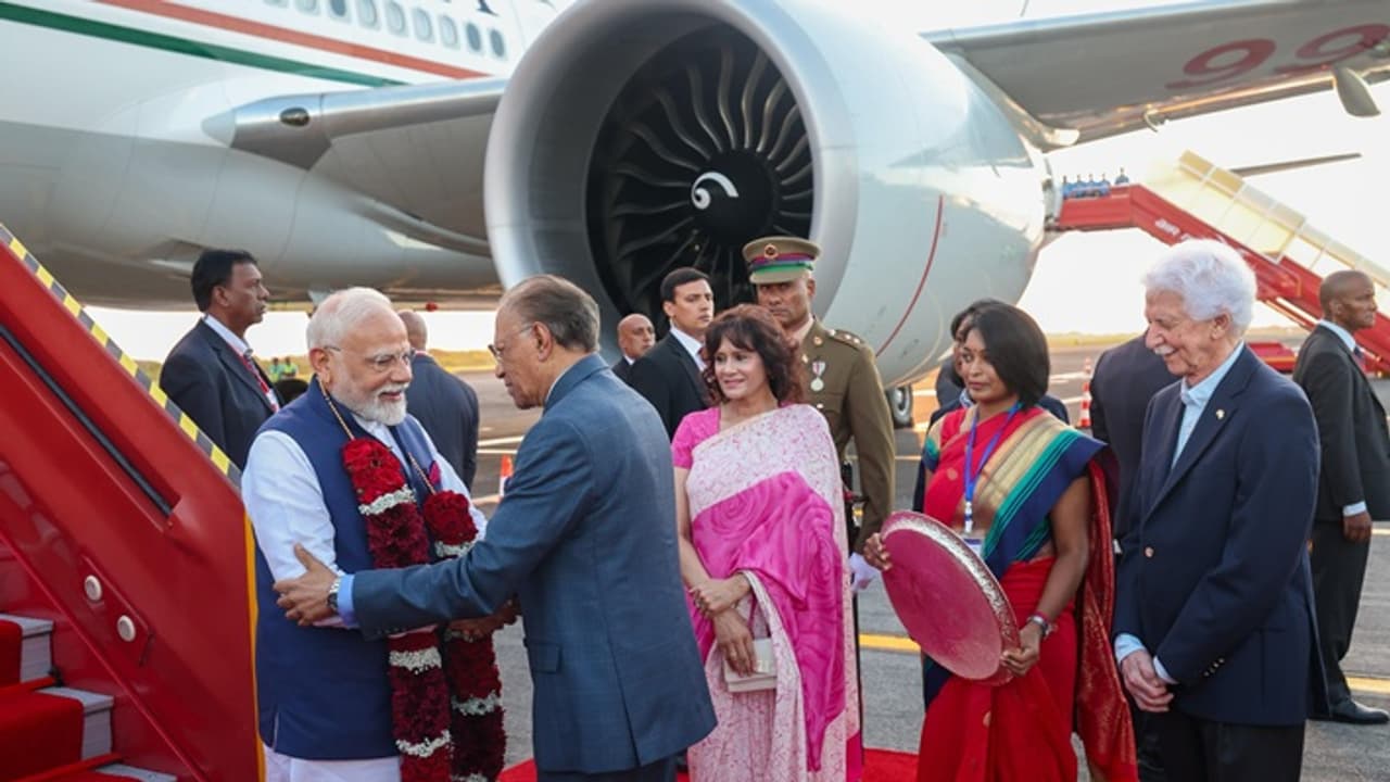 Narendra Modi warm welcome in Mauritius